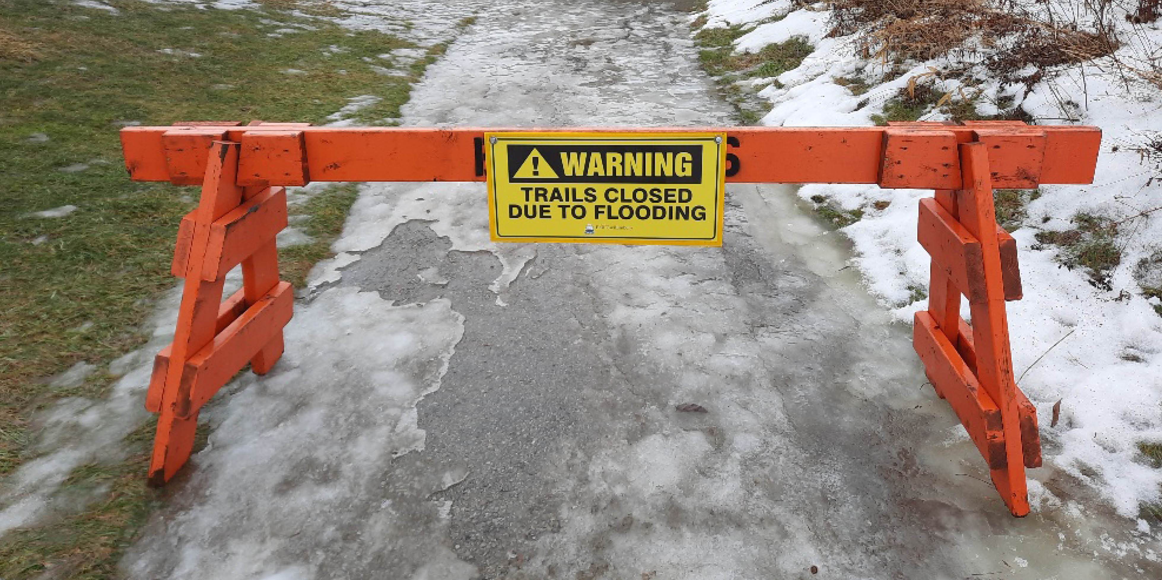 Trail closure sign at Nokiidaa Trail